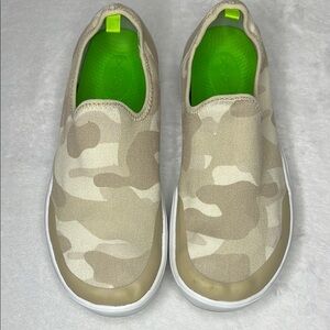 Oofos Camouflage Tan and Beige Sneakers Slip-On Recovery Shoes Casual 8